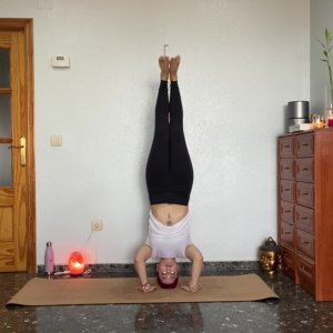 Clase online de Yoga Vinyasa para el séptimo chakra Sahasrara 🟣⚪